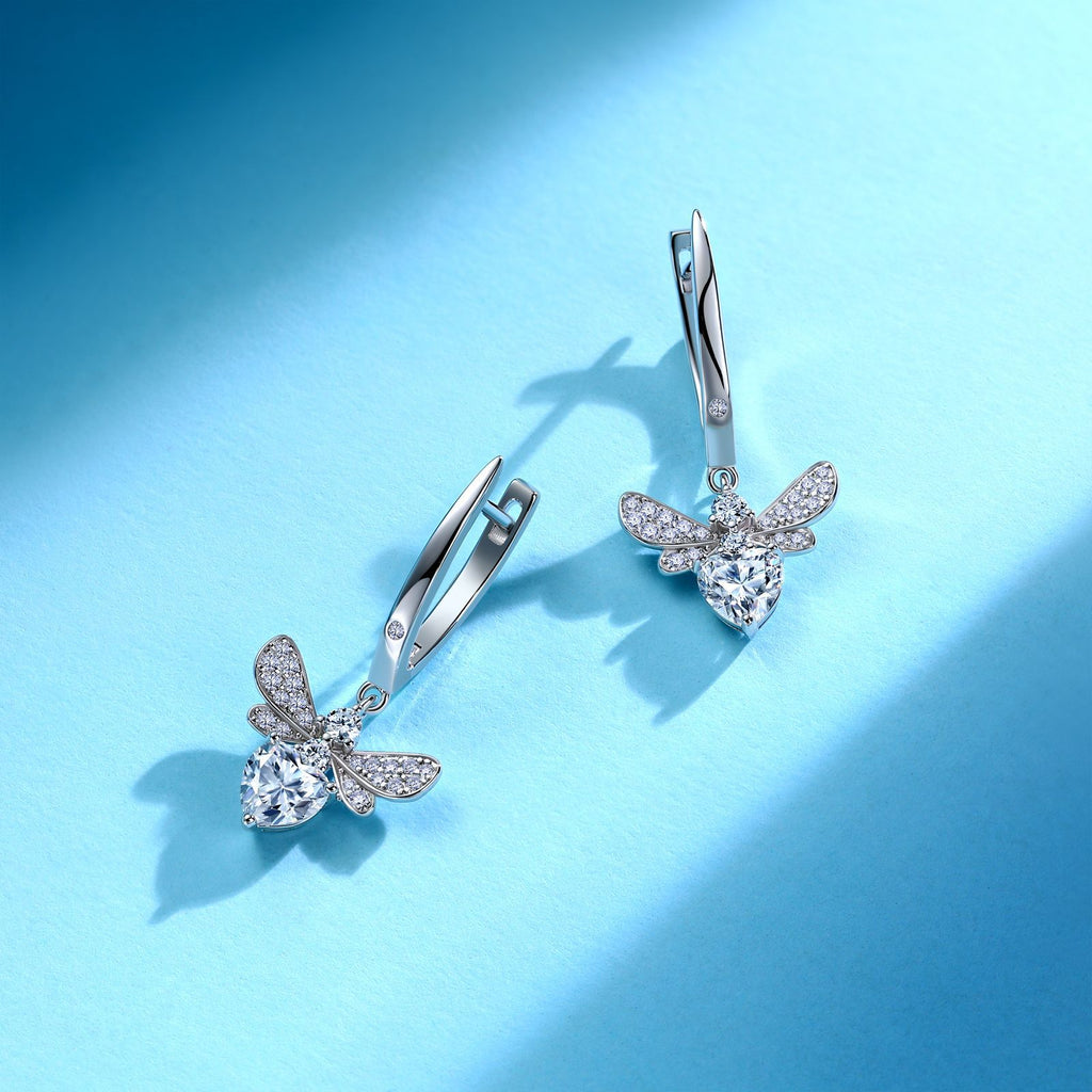 Bee-shaped Ear Hooks Inlaid With Moissanite Hearts